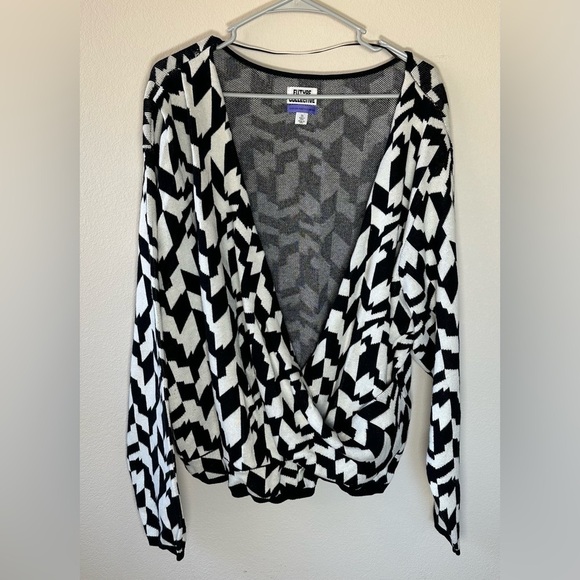 Future Collective Women's Asymmetrical V-Neck Pullover Crop Sweater Sz 3x Black - Picture 3 of 7